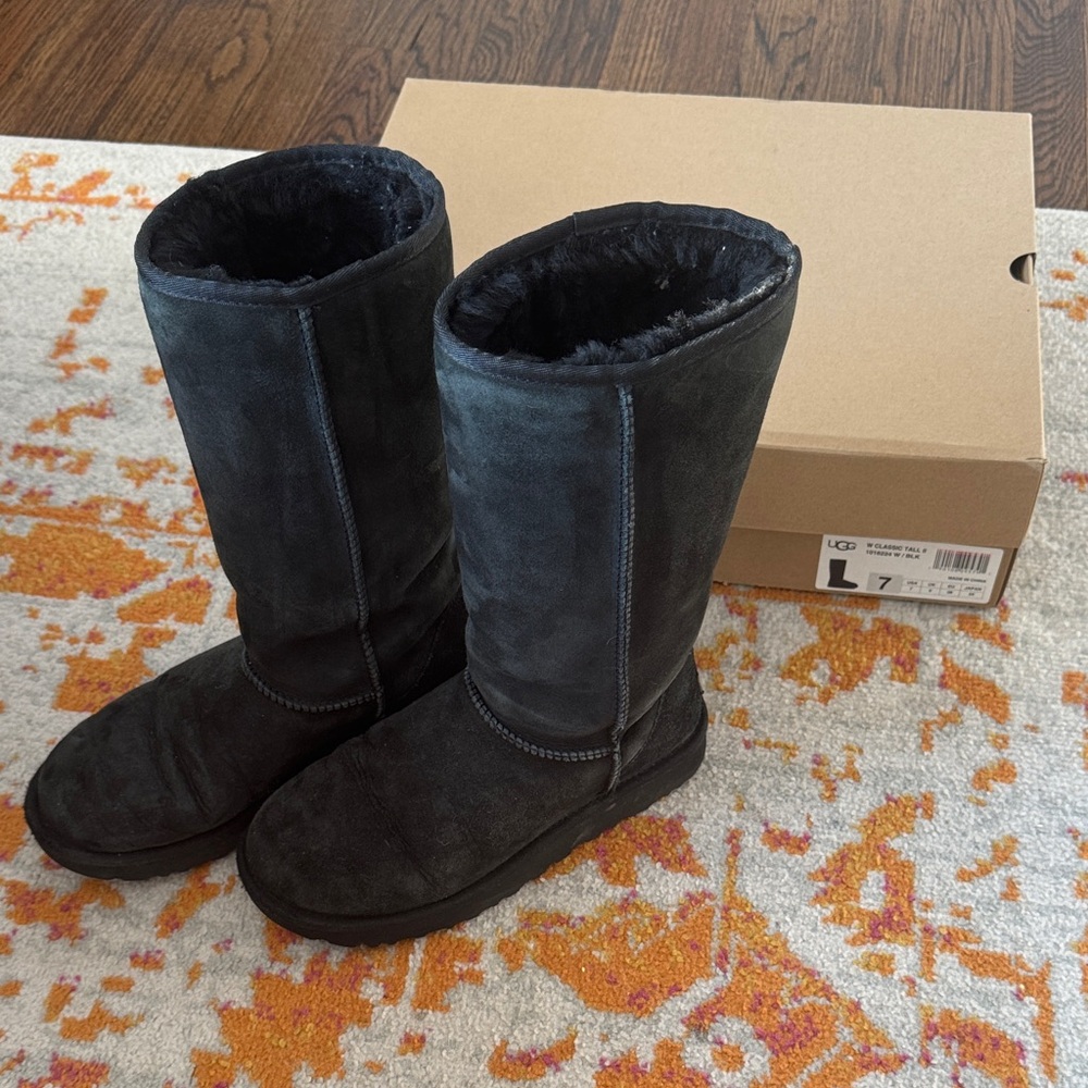 Women’s Classic Tall Ugg Boots Size 7